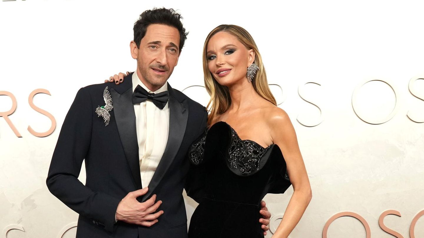 Adrein Brody und Georgina Chapman bei der Oscar-Verleihung, sie legt den Arm um ihn