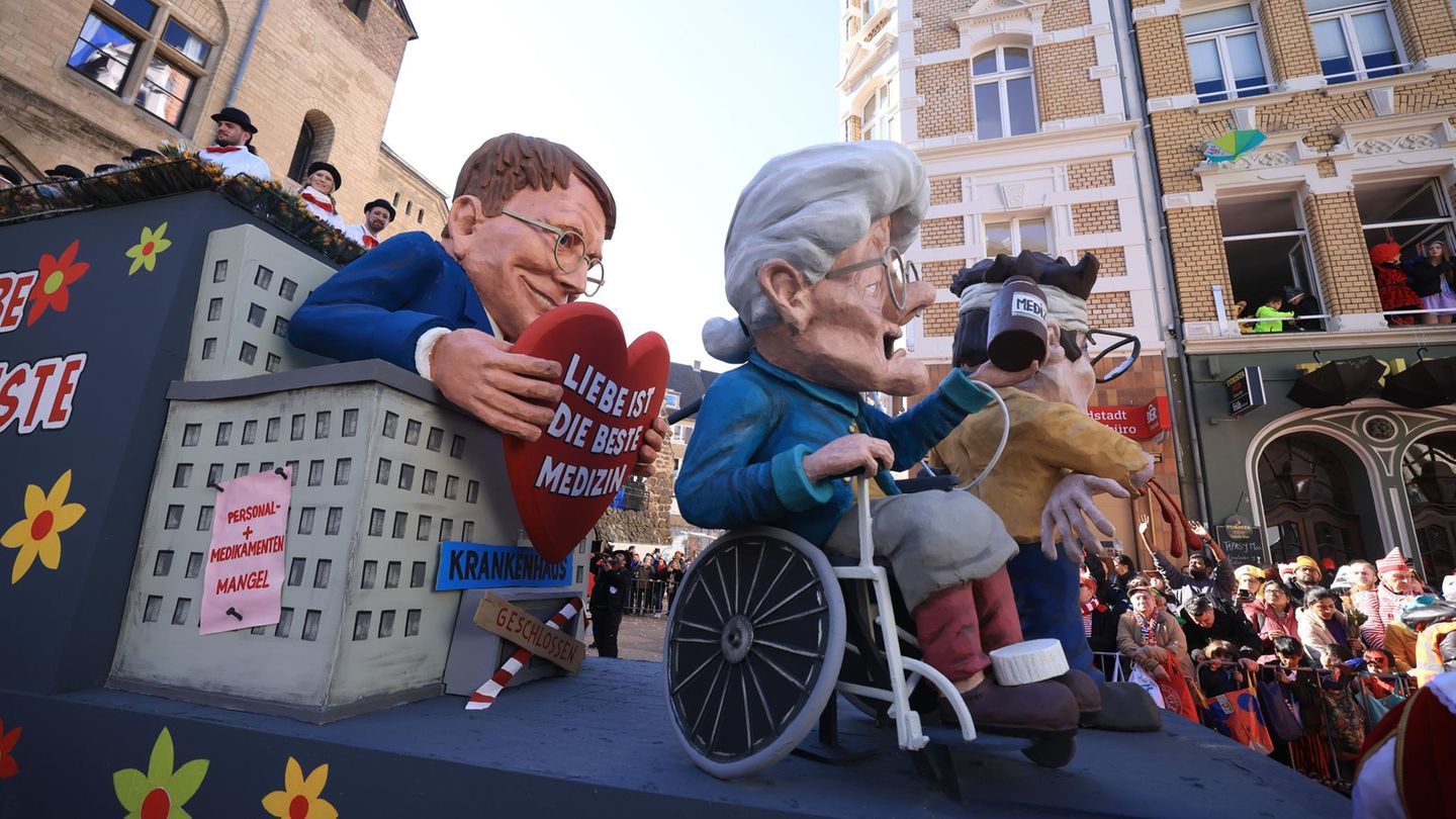 Kölner Rosenmontagszug: Gesundheitsminister Karl Lauterbach im Motivwagen