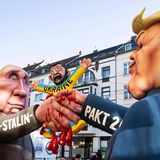 Rosenmontagszug in Düsseldorf Mottowagen: Trump und Putin reichen sich die Hand und zerquetschen die Ukraine