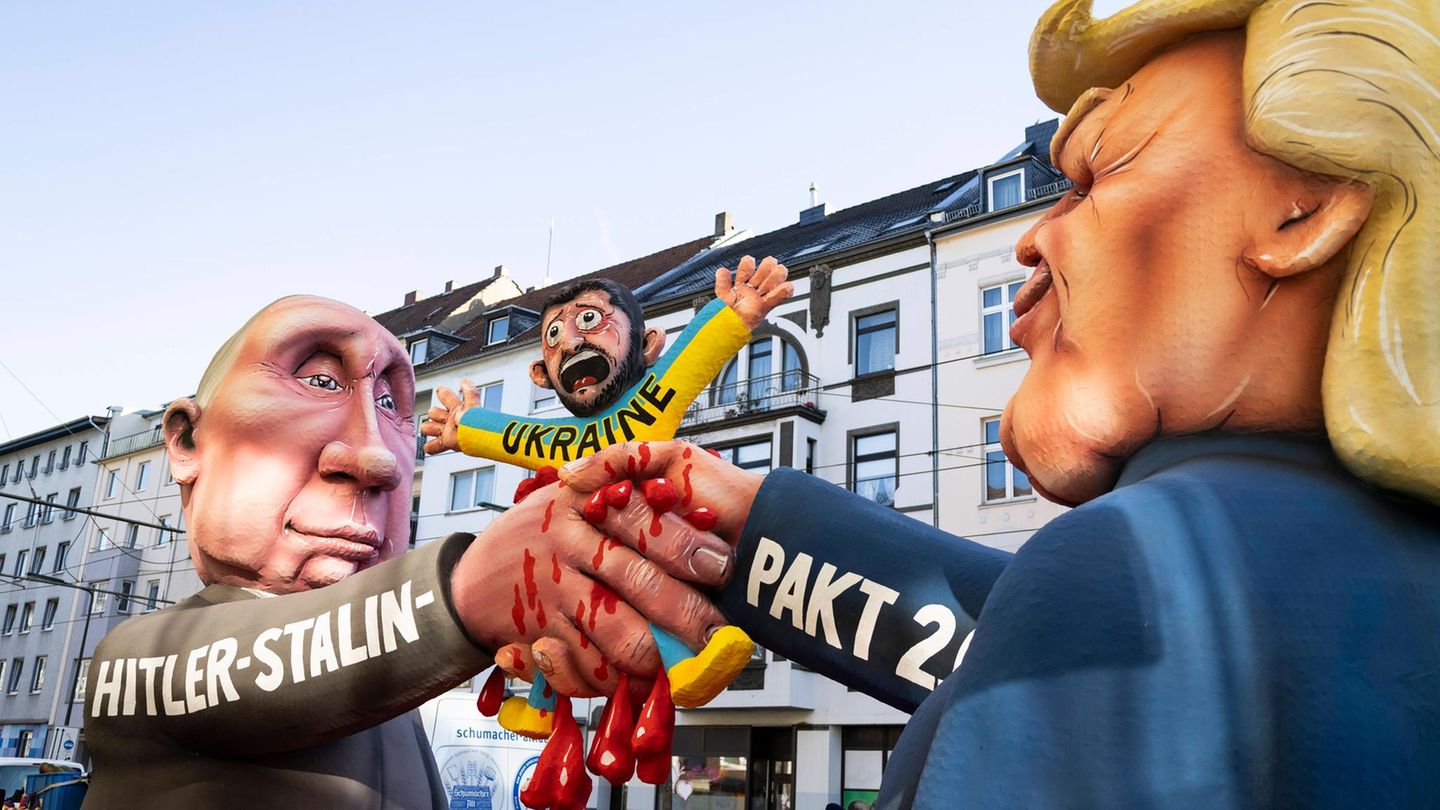 Rosenmontagszug in Düsseldorf Mottowagen: Trump und Putin reichen sich die Hand und zerquetschen die Ukraine