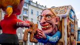 Rosenmontagszug in Düsseldorf: Alice Weidel als böse Hexe mit Hakenkreuz-Lebkuchen