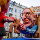 Rosenmontagszug in Düsseldorf: Alice Weidel als böse Hexe mit Hakenkreuz-Lebkuchen