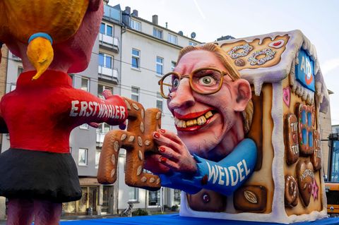Rosenmontagszug in Düsseldorf: Alice Weidel als böse Hexe mit Hakenkreuz-Lebkuchen