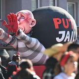 Ein Motivwagen in Düsseldorf zeigt Putin mit blutigen Händen auf dem Boden liegend, wie er von einer Fußfessel zerquetscht wird