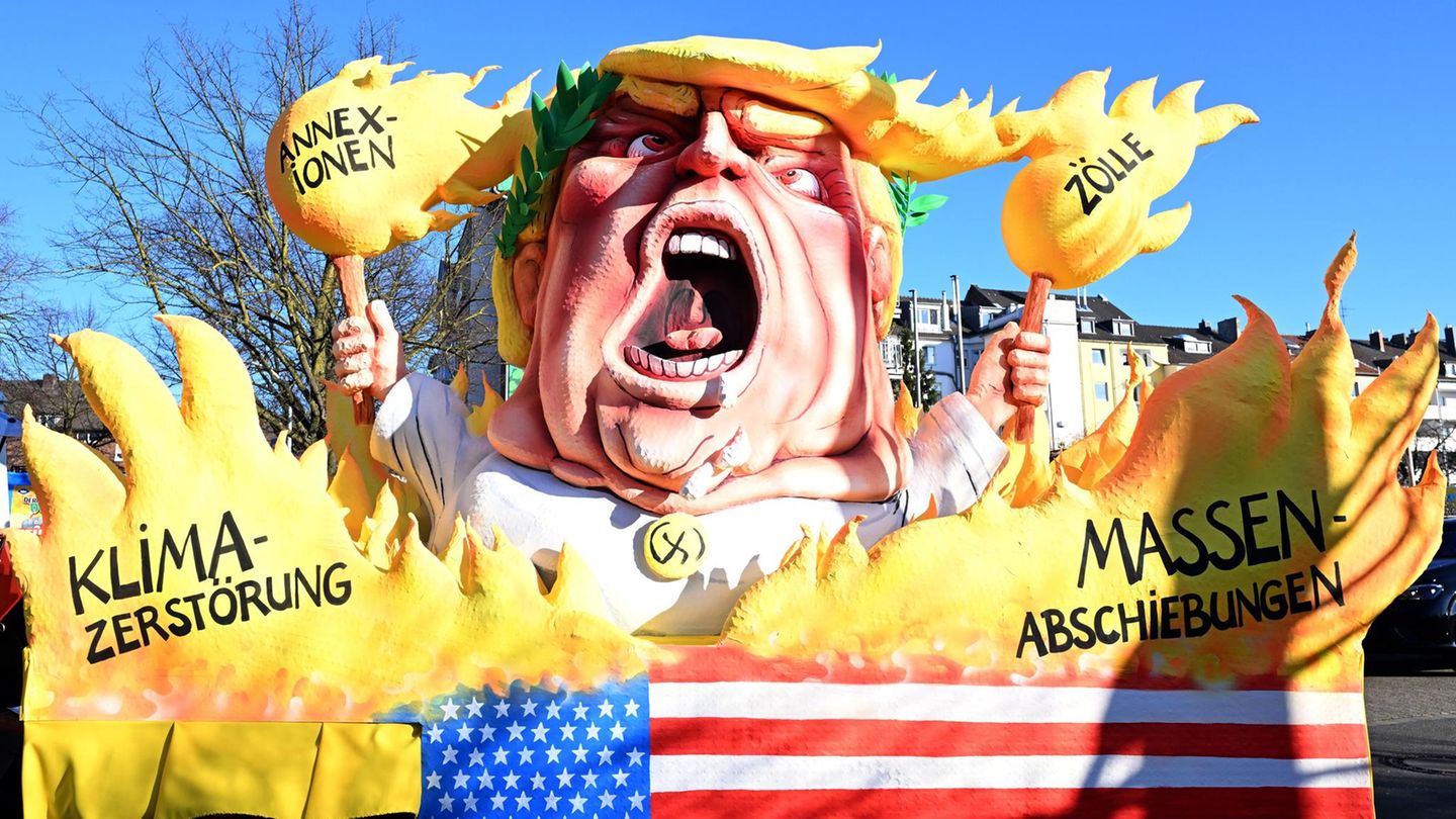 Der Brandstifter Ein Motivwagen in Düsseldorf zeigt Donald Trump als Brandstifter