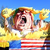 Ein Motivwagen in Düsseldorf zeigt Donald Trump als Brandstifter