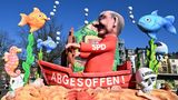 Mottowagen in Düsseldorf: Olaf Scholz in einem Wrack mit einem Totenkopf mit Schriftzug "Lindner"