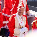 Lukas Podolski beim Kölner Rosenmontagszug auf dem Wagen der Roten Funken