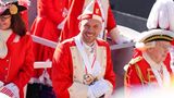 Fußballprofi Poldi Lukas Podolski beim Kölner Rosenmontagszug auf dem Wagen der Roten Funken