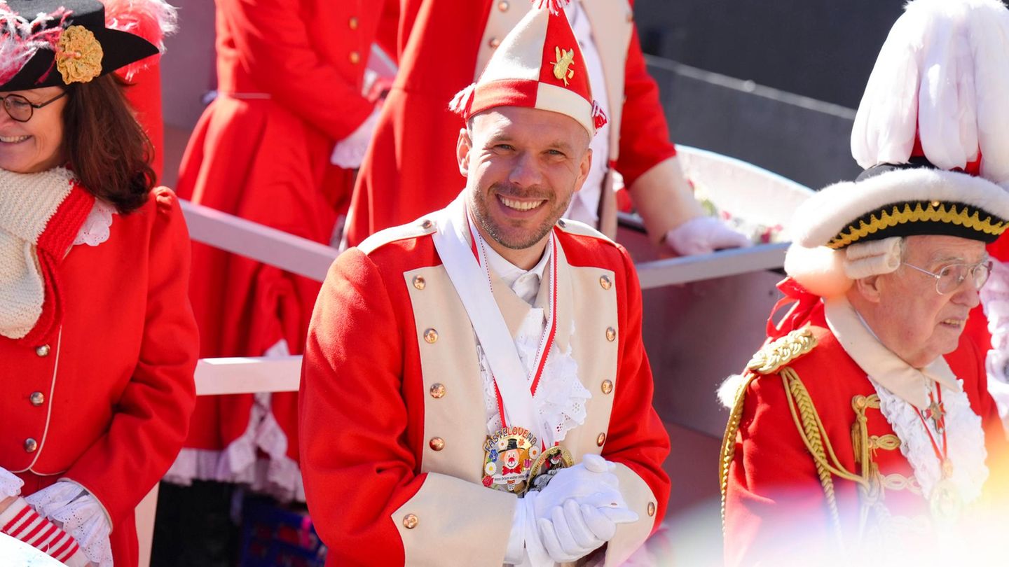 Lukas Podolski beim Kölner Rosenmontagszug auf dem Wagen der Roten Funken