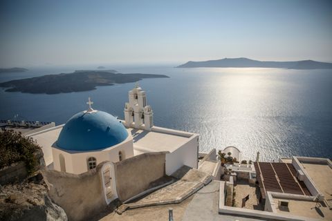 Blick auf die griechische Insel Santorini