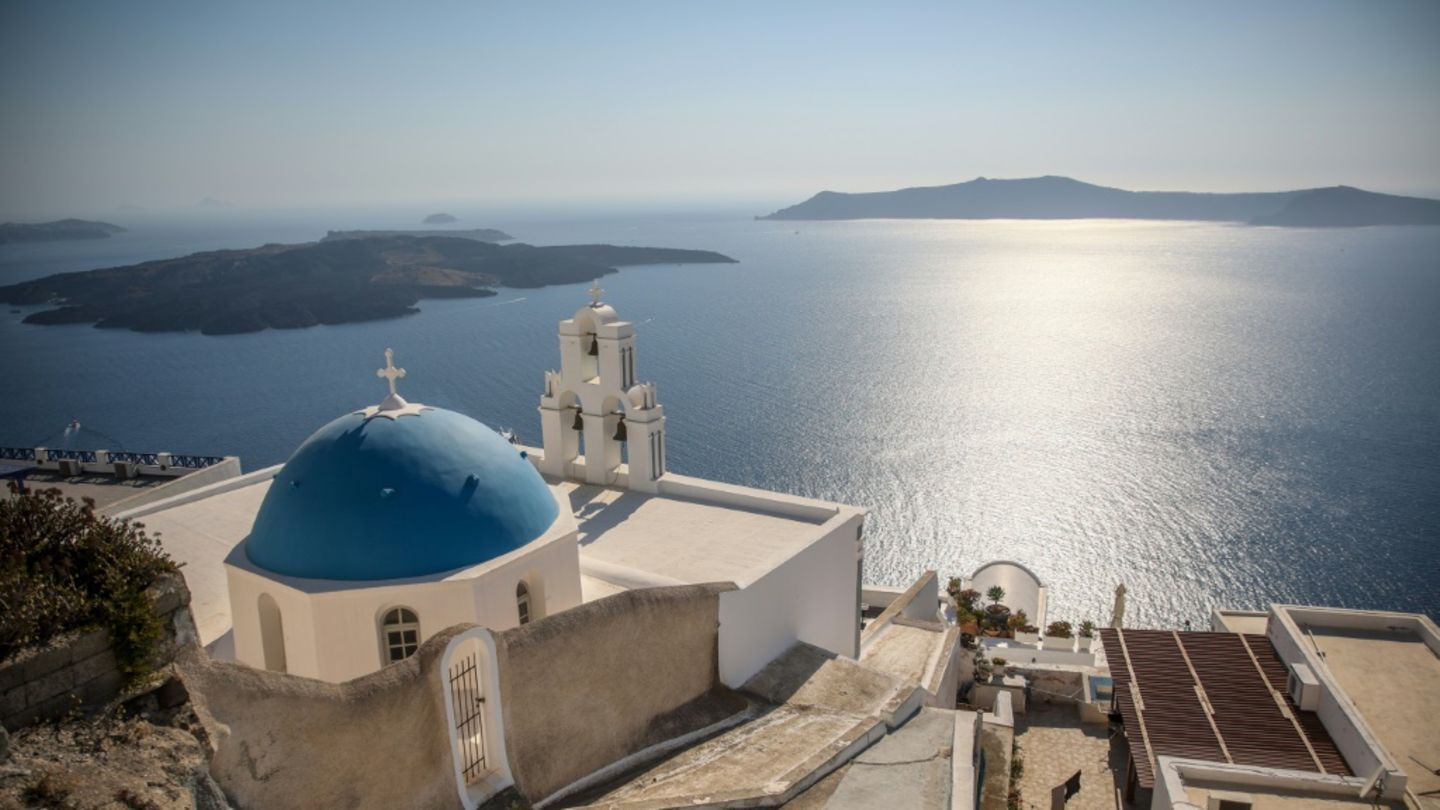 Blick auf die griechische Insel Santorini