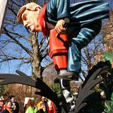 Im Mainzer Rosenmontagszug bohrt Donald Trump nach Öl – nach dem Motto "Drill Baby, Drill"
