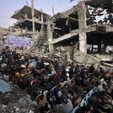 Im Flüchtlingslager Dschabalia beten Menschen kurz vor Iftar, dem Fastenbrechen im Ramadan zum Sonnenuntergang. Um sie herum die Spuren der Zerstörung. Das dicht besiedelte Gebiet wurde besonders hart getroffen 