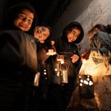 Kinder bekommen Laternen geschenkt