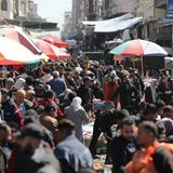 Menschen gehen auf dem Az-Zawiya Basar einkaufen