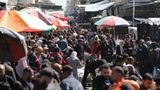 Menschen gehen auf dem Az-Zawiya Basar einkaufen