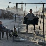 Kinder schaukeln in Khan Younis
