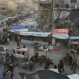 Blick auf eine Straße in Khan Younis mit Marktständen