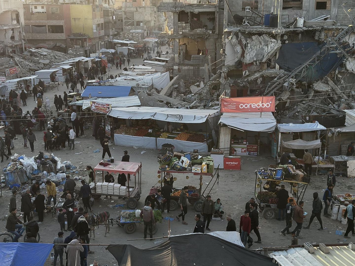 Blick auf eine Straße in Khan Younis mit Marktständen