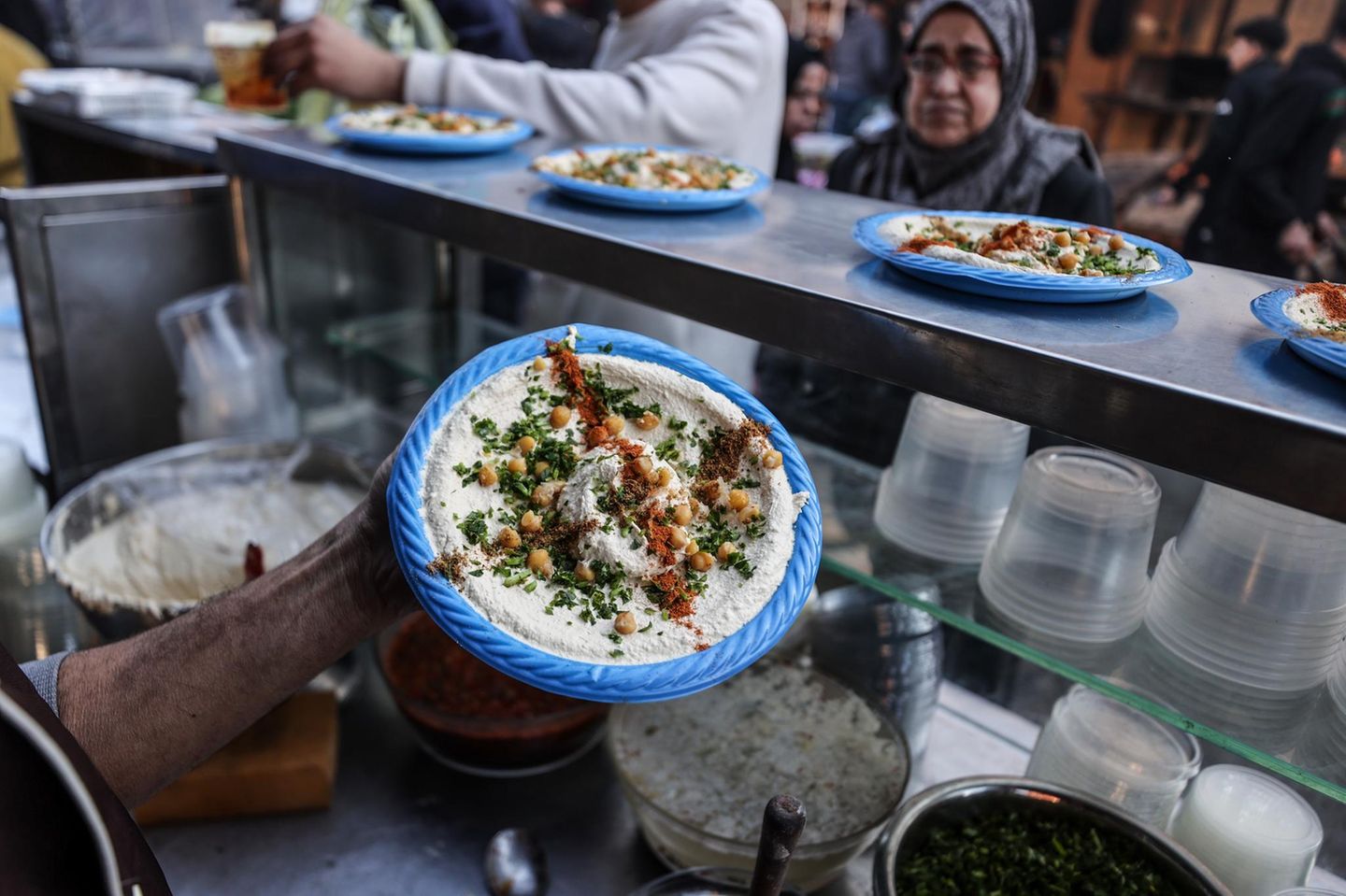 Ein Teller Hummus