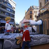 Kölner Rosenmontagszug: Motivwagen mit dem Schriftzug "Jesus liebt dich"