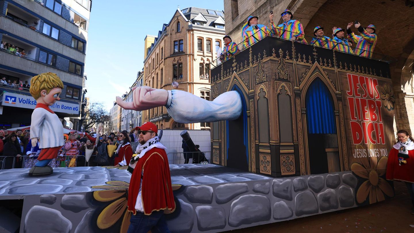 "Jesus liebt dich" Kölner Rosenmontagszug: Motivwagen mit dem Schriftzug "Jesus liebt dich"