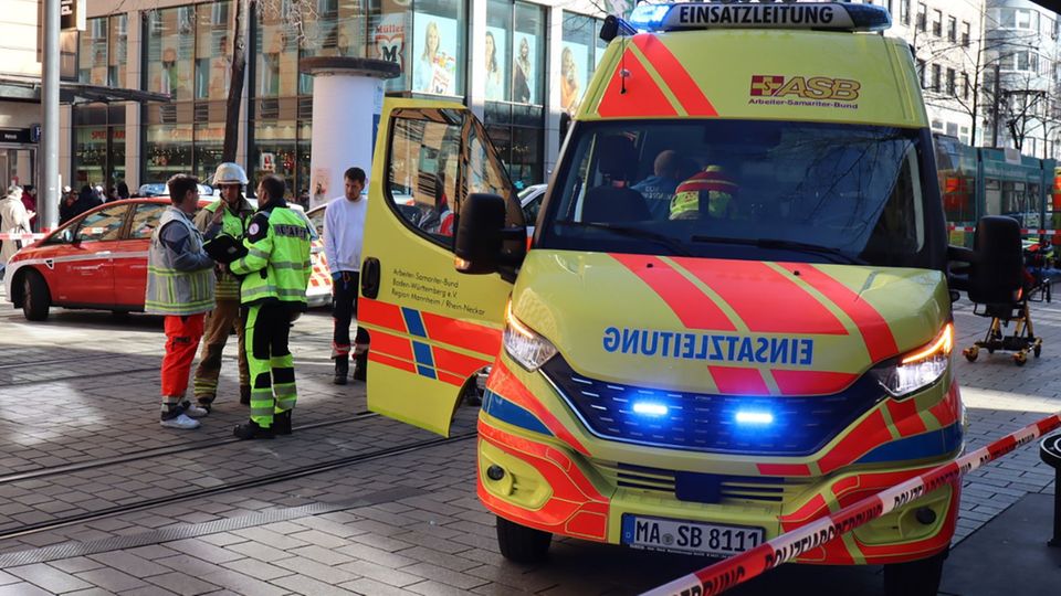 Mannheim: Auto fährt in Menschenmenge – Polizei spricht Warnung aus