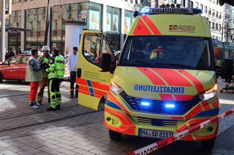 Mannheim: Auto fährt in Menschenmenge – Polizei spricht Warnung aus