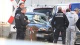 Mannheim: Einsatzkräfte der Polizei stehen bei einem Großeinsatz neben dem beschädigten Fahrzeug in der Innenstadt