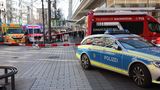 Mannheim: Einsatzfahrzeuge der Polizei und des Rettungsdienstes stehen bei einem Großeinsatz in der Innenstadt