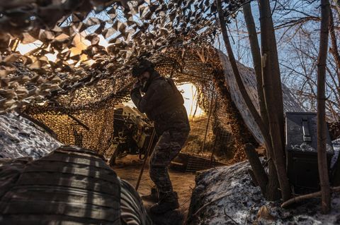 Ukrainische Soldaten feuern mit einer D-20 Haubitze auf russische Stellungen