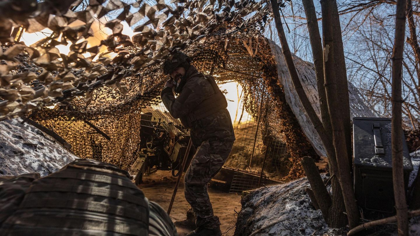 Ukrainische Soldaten feuern mit einer D-20 Haubitze auf russische Stellungen Ukrainische Soldaten feuern mit einer D-20 Haubitze auf russische Stellungen