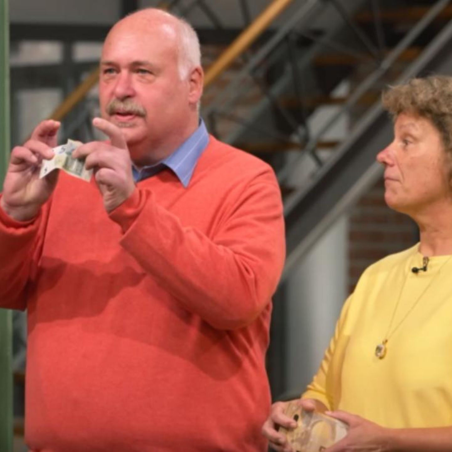 Bares für Rares: Verkäufer zerreißt 5-Euro-Schein im Händlerraum | STERN.de