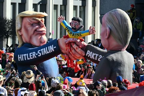 Rosenmontagszüge rollen mit viel Spott für Politik durch Karnevalshochburgen