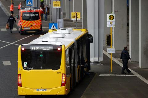 Bus an einer Haltestelle