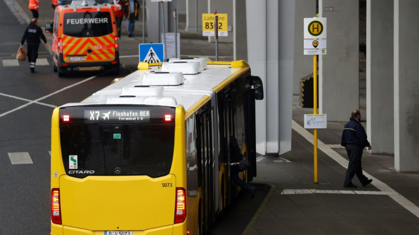Bus an einer Haltestelle