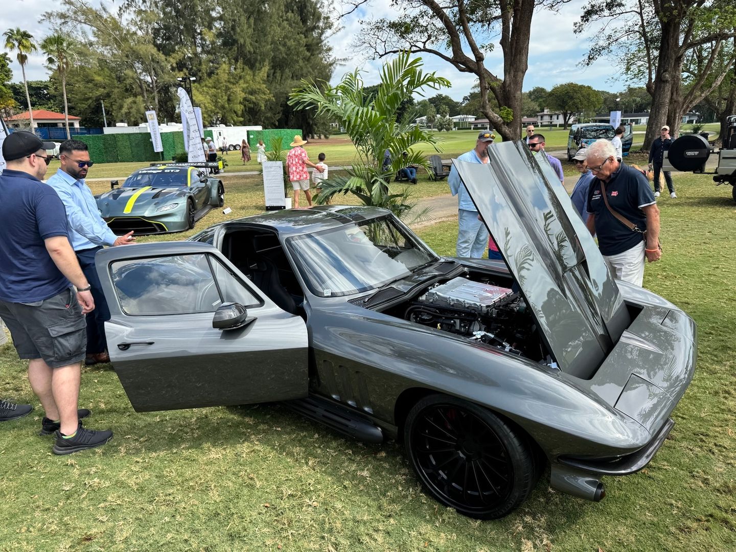 Hier strahlen Rothspeed-Flitzer mit ihren Karbon-Karossen (Foto), dort der Mercedes SLR Stirling Moss oder ein grandioses Bugatti-Veyron-Quartett