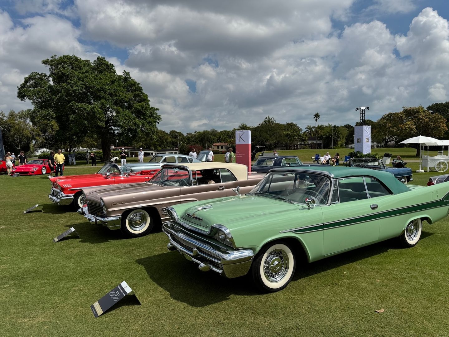 Amerikanische Chrom-Orgien, Vorkriegsmodelle von Duisenberg, Cadillac oder das weitgehend vergessene Model 62 Cabriolet von Detroit Electric aus dem Jahre 1916 präsentieren sich im perfekten Zustand oder betont unrestauriert 