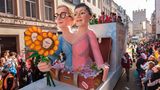 "Liebesgrüße aus Moskau" Motivwagen in Köln: Alice Weidel und Sahrah Wagenknecht halten drei Blumen mit Putins Gesicht