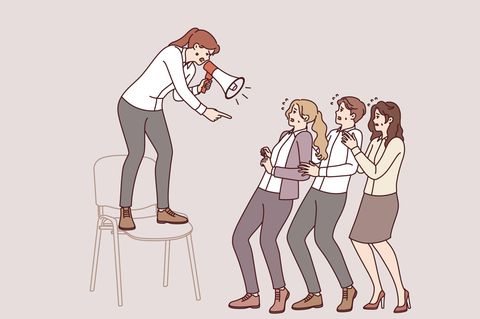 Eine Illustration zeigt eine arrogante Chefin auf einem Stuhl, die drei Menschen anschreit.