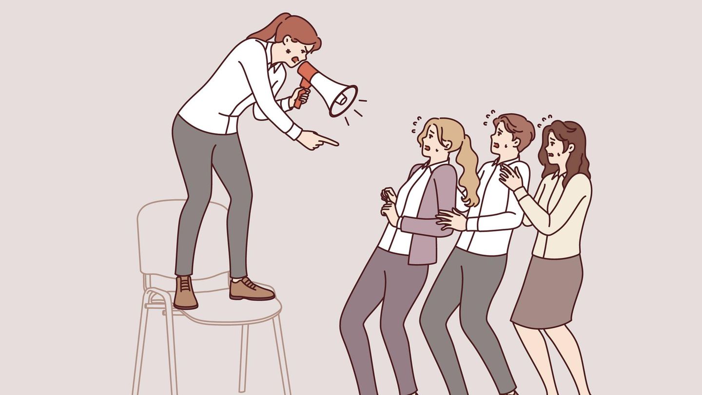 Eine Illustration zeigt eine arrogante Chefin auf einem Stuhl, die drei Menschen anschreit.