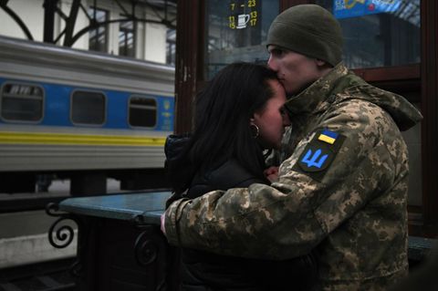 Ein Soldat der Ukraine verabschiedet sich am Bahnhof