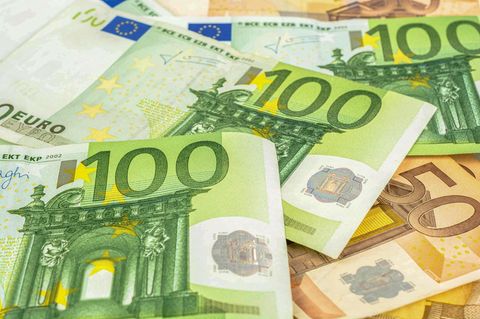 Symbolbild Köln Geldfund: 100- und 50-Eurobanknoten liegen übereinander