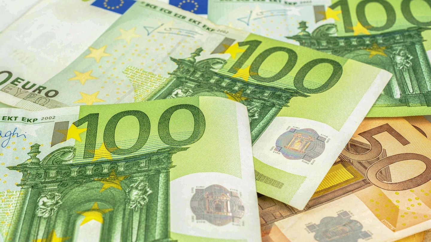 Symbolbild Köln Geldfund: 100- und 50-Eurobanknoten liegen übereinander