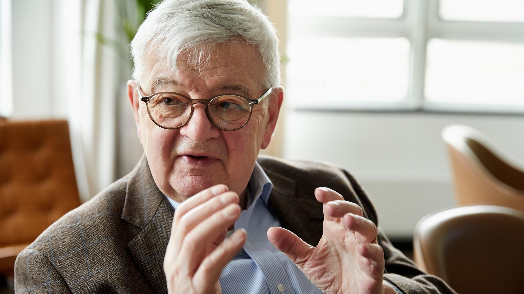 Joschka Fischer gestikuliert mit erhobenen Händen
