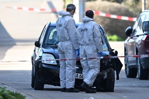 Mannheim: Einsatzkräfte der Spurensicherung am Tatfahrzeug
