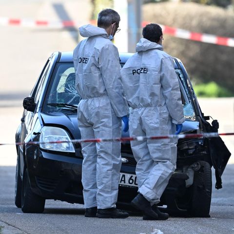 Mannheim: Einsatzkräfte der Spurensicherung am Tatfahrzeug