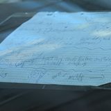 Mannheim: Handgeschriebener Zettel liegt auf Armaturenbrett