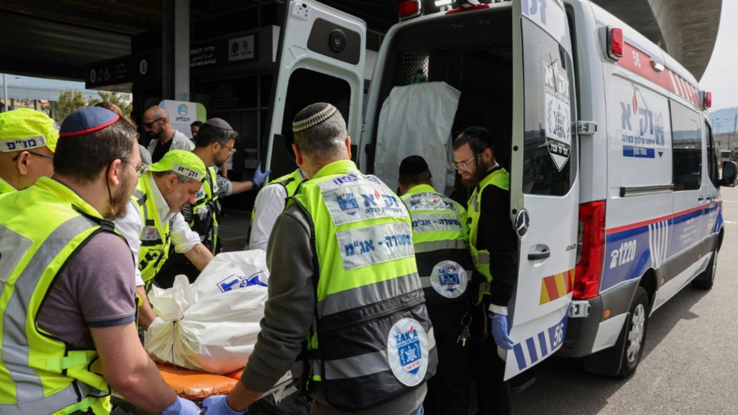 Rettungskräfte beim Tatort in Haifa